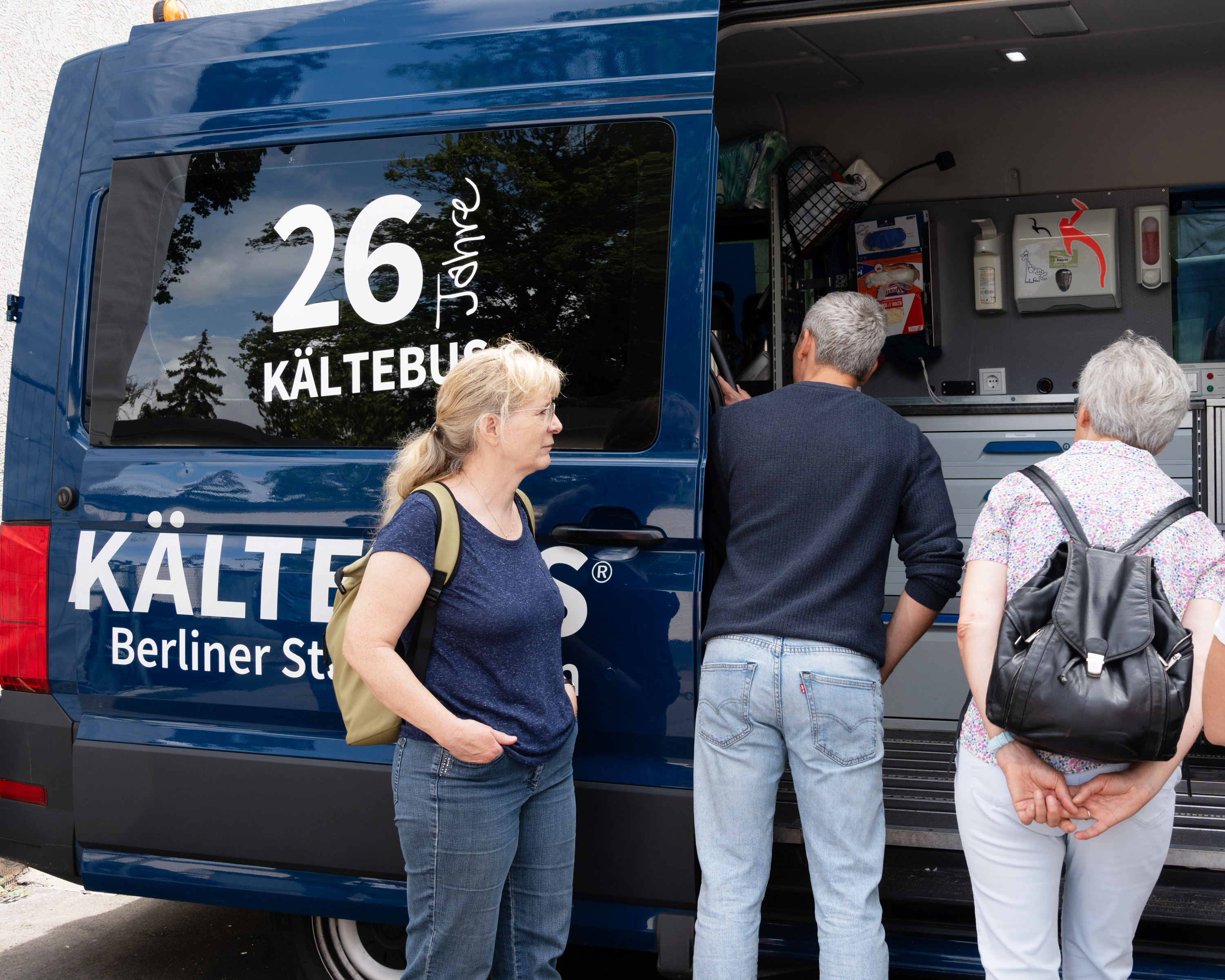 Mitarbeitende sehen sich den Kältebus an