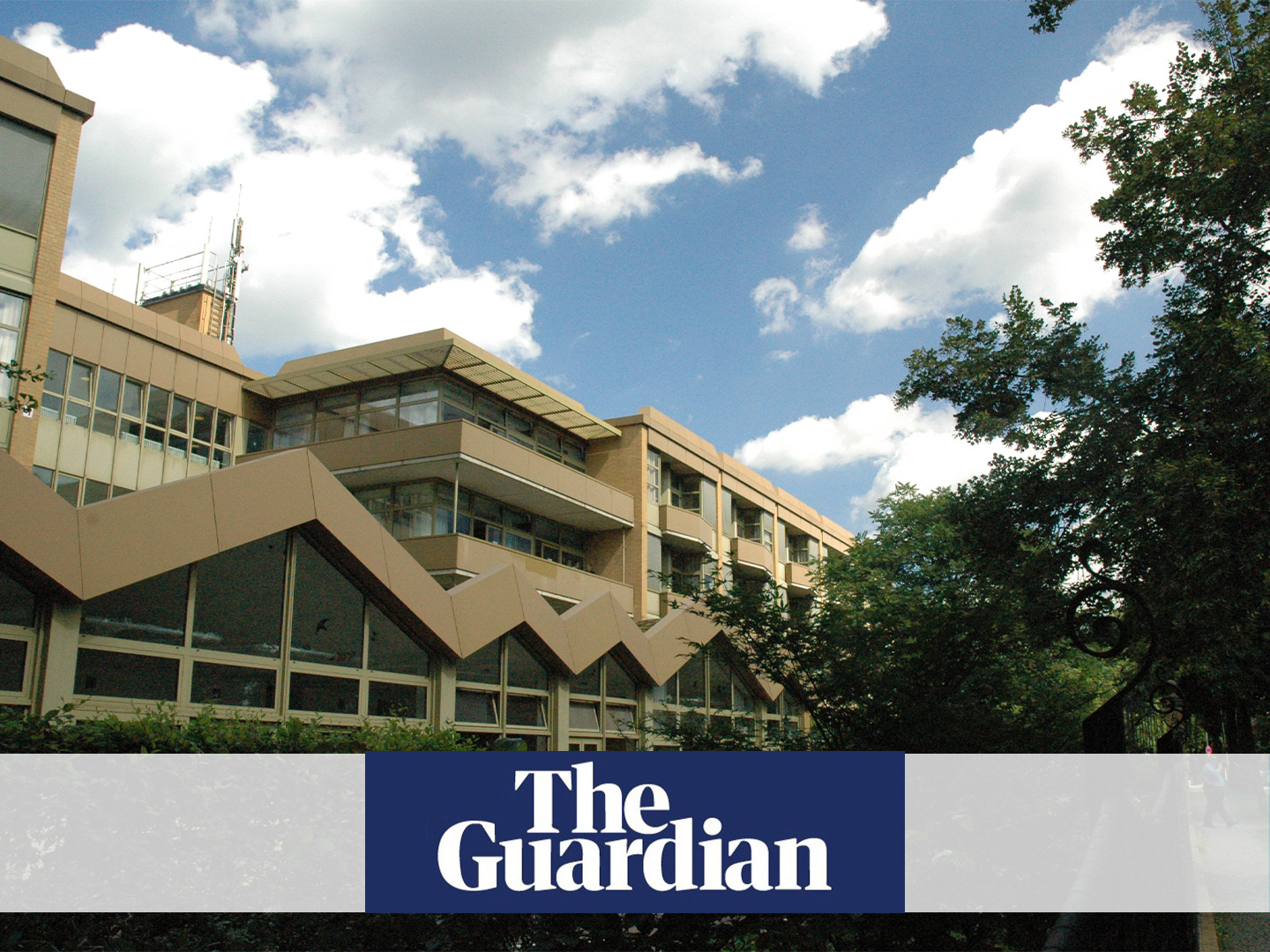 Hausansicht mit Bauchbinde mit Logo von The Guardian