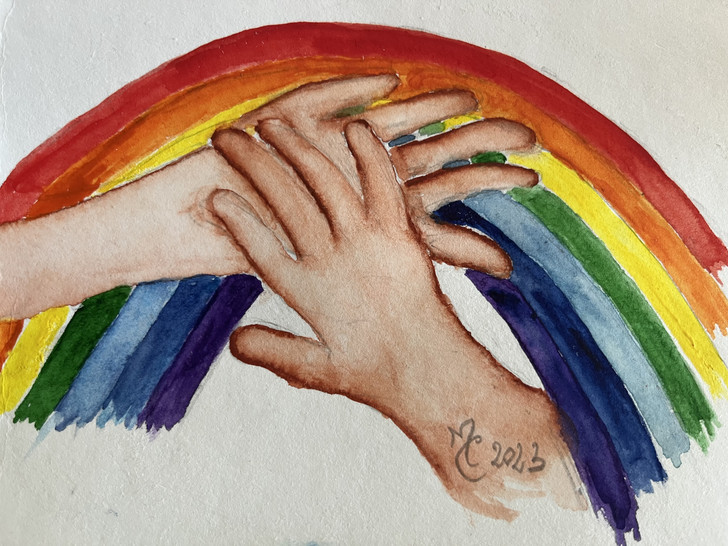 Zeichnung eines bunten Regenbogens mit zwei sich überkreuzenden Händen