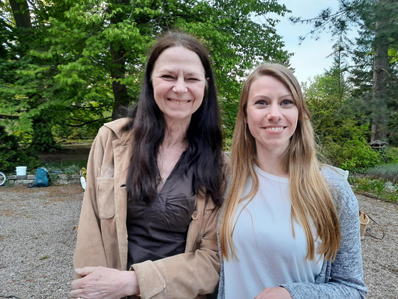 Zwei Mitarbeiterinnen - Diakonie Hospiz Wannsee - Nachrichten - Grillfest mit Ehrenamtlichen