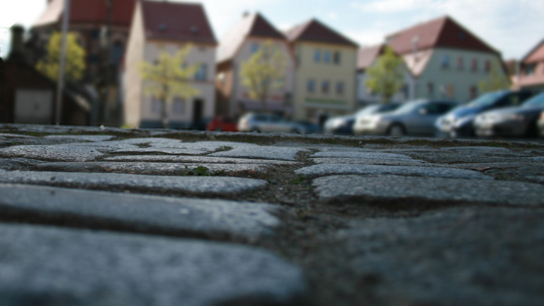 Straße im Hintergrund Häuser - Sterbebegleitung von Obdachlosen - Angebot Diakonie Hospiz Wannsee