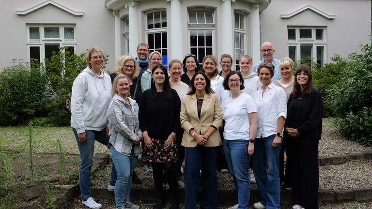 Neue Mitarbeitende der Hospize und ambulanten Hospizdienste der Immanuel Albertinen Diakonie beim gemeinsamen Einführungstag auf dem Gesundheitscampus Hamburg-Volksdorf.