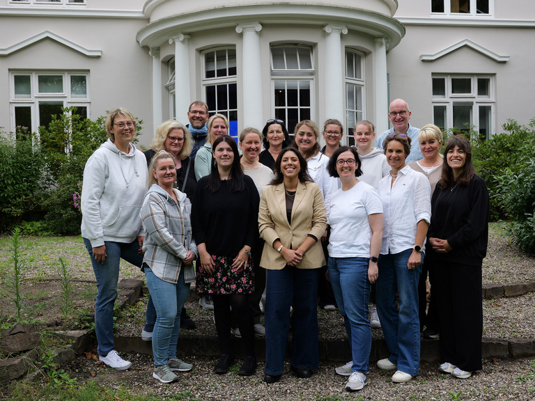 Neue Mitarbeitende der Hospize und ambulanten Hospizdienste der Immanuel Albertinen Diakonie beim gemeinsamen Einführungstag auf dem Gesundheitscampus Hamburg-Volksdorf.