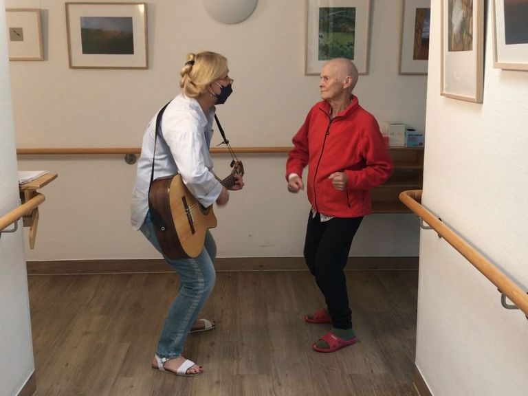 Musiktherapeutin Karambadzakis mit Neubewohnerin im Diakonie Hospiz Wannsee