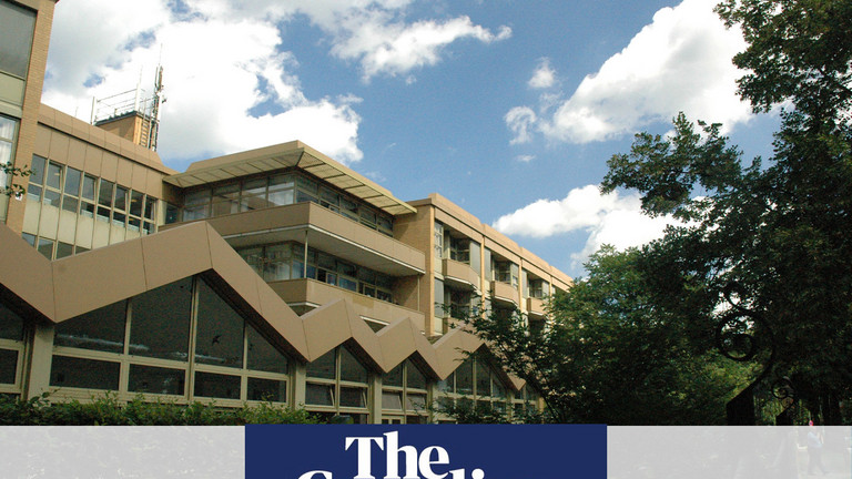 Hausansicht mit Bauchbinde mit Logo von The Guardian