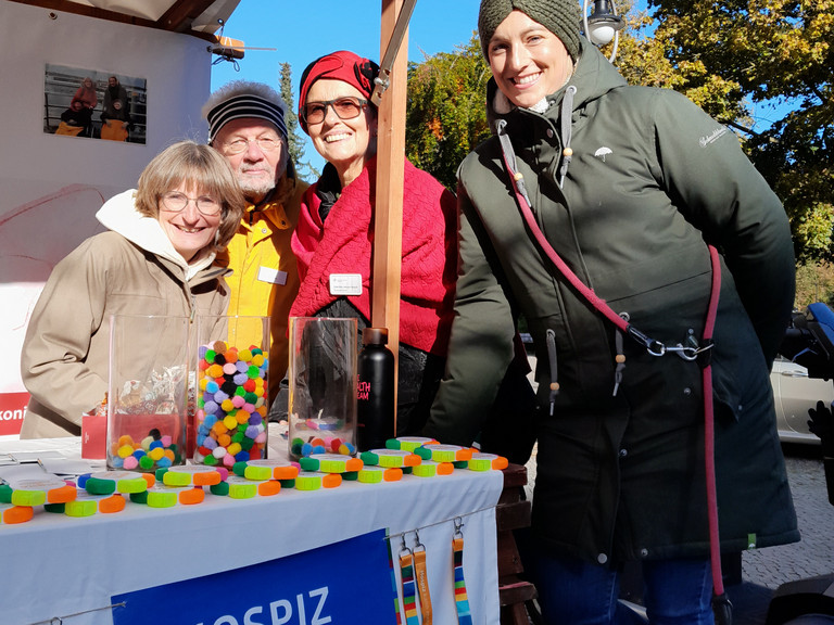 Team des Ambulanten Hospizdienstes Diakonie Hospiz Wannsee beim Welthospiztag mit einem Stand vor dem Bürgeramt Zehlendorf