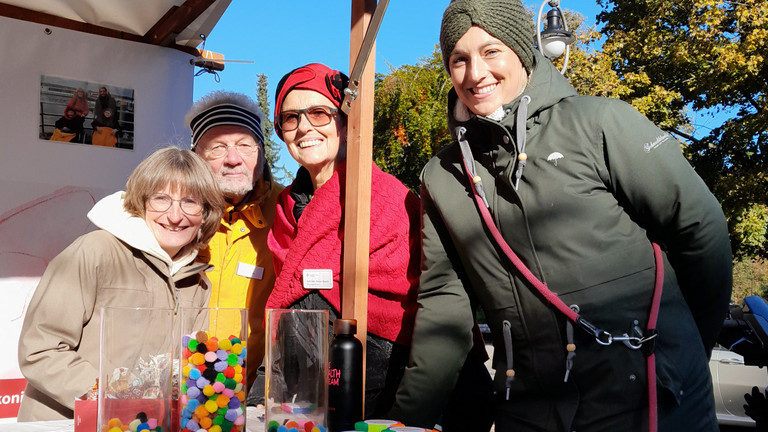 Team des Ambulanten Hospizdienstes Diakonie Hospiz Wannsee beim Welthospiztag mit einem Stand vor dem Bürgeramt Zehlendorf