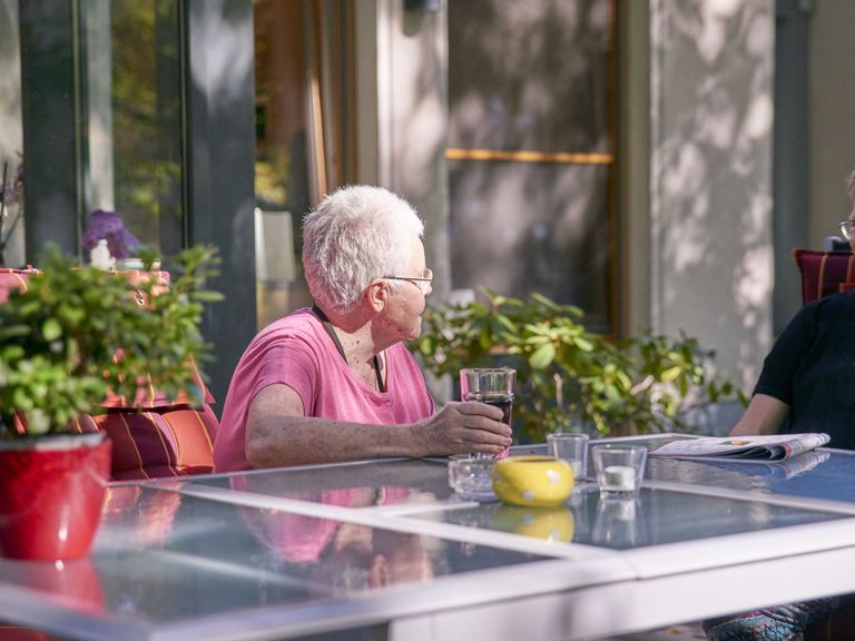 Hospizgast mit Besuch auf Terrasse - Patenschaft für das Diakonie Hospiz Wannsee