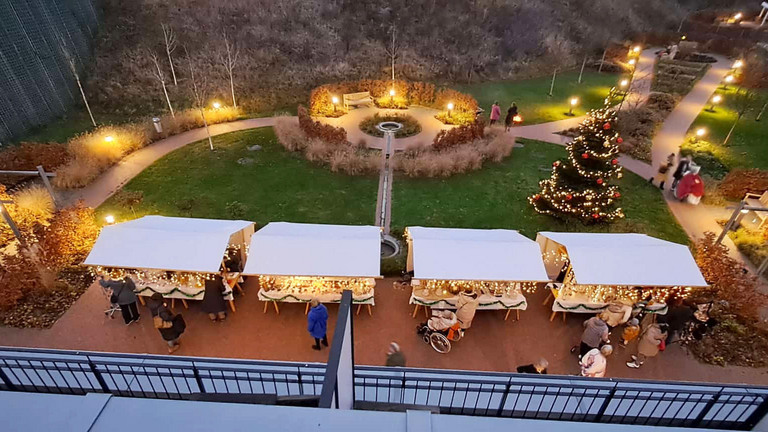 Blick auf die Stände vom Adventsmarkt des Diakonie Hospiz Wannsee