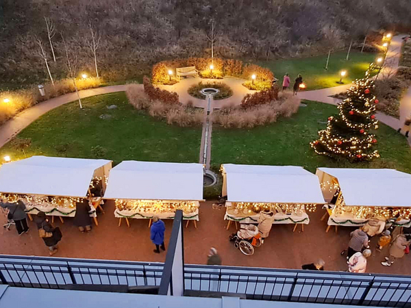 Blick von oben auf Stände des Adventsmarktes