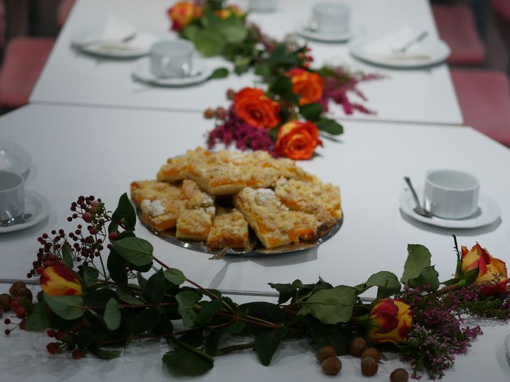 Tafel gedeckt mit Blumen und Kuchen - Trauercafe - Austausch - Beistand - Diakonie Hospiz Wannsee