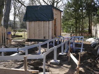 Blick auf den neu erbauten Raum der Stille aus Holzwänden im Diakonie Hospiz Wannsee