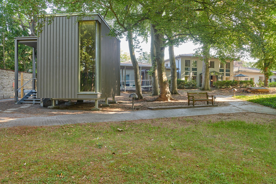 Der über einen Steg zugänglich Raum der Stille unter hohen Bäumen im Außenbereich des Stationären Diakonie Hospiz Wannsee in Berlin-Wannsee. Der über einen Steg zugänglich Raum der Stille unter hohen Bäumen im Außenbereich des Stationären Diakonie Hospiz Wannsee in Berlin-Wannsee.