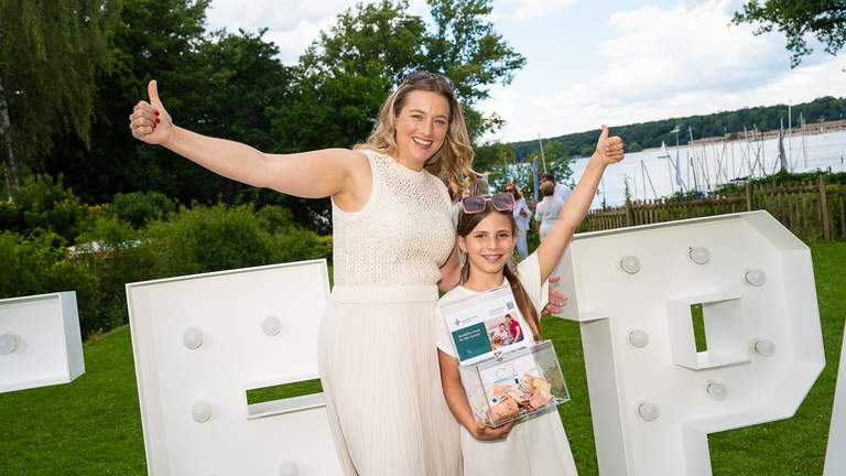 Ehrenamtlerin Sophie Doll und Emma vor dem Wannsee, Veranstaltung zugunsten des Diakonie Hospiz Wannsee, White Party, Berlin-Wannsee