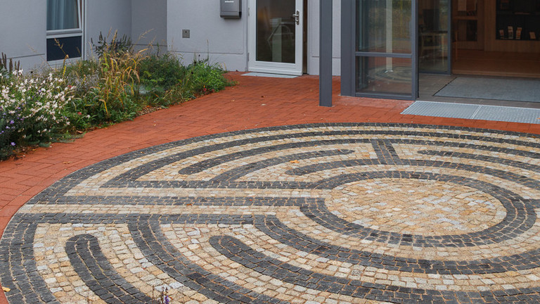 Der Vorhof mit einem im Boden eingelassenen Labyrinth im Eingangsbereich des Diakonie Hospiz Wannsee in Berlin-Wannsee.