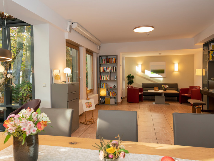 kürzlich renoviertes Wohnzimmer - Diakonie Hospiz Wannsee - Nachricht - Größer, moderner, wohnlicher und geschützter: Diakonie Hospiz Wannsee wird generalsaniert und erweitert