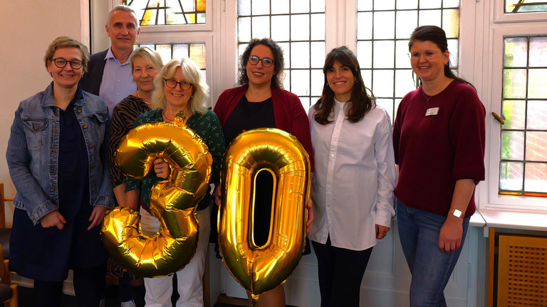 Das Koordinatorenteam des ambulanten Hospizdienst des Diakonie Hospiz Wannseee s steht mit einer 30 als Ballon im Festsaal am Kleinen Wannsee