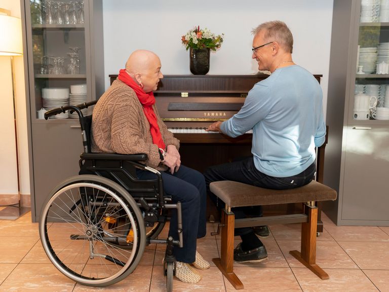 Ehrenamtlicher spielt Klavier für Hospizgast - Ehrenamtliche essentiell für Hospizarbeit - Diakonie Hospiz Wannsee