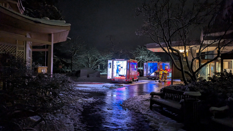 Mehrere Rettungswägen stehen vor dem Immanuel Krankenhaus Berlin - Hospizgäste werden hierhin verlegt.