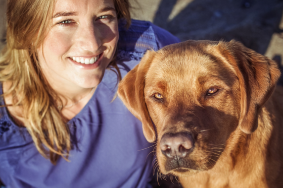 Eine ehrenamtliche Mitarbeiterin mit ihrem Hund, Tierbesuchsdienst im Diakonie Hospiz Wannsee, Therapieangebote im stationären Hospiz