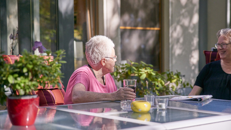 Hospizgast mit Besuch auf Terrasse - Mit Patenschaft das Diakonie Hospiz Wannsee unterstützen