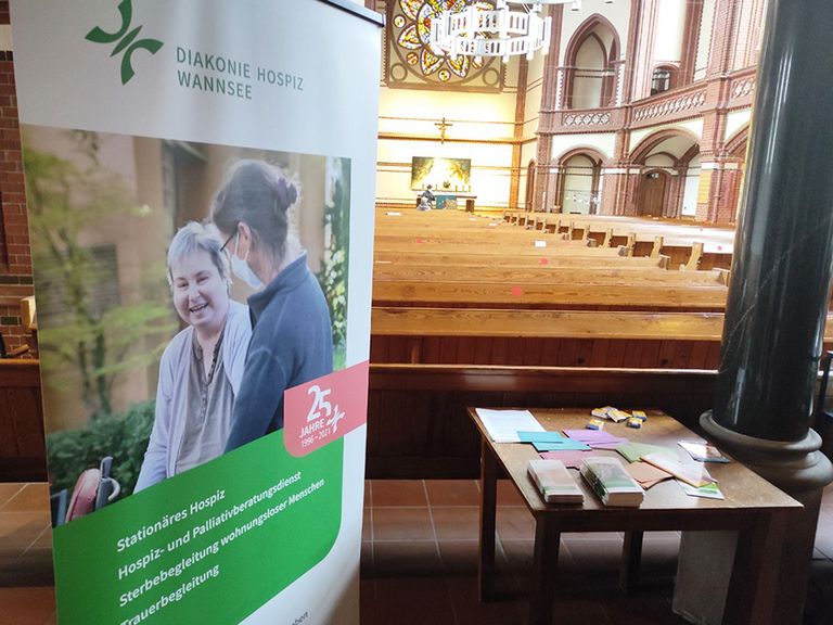 Diakonie Hospiz Wannsee - Nachricht - Erfolgreiche Themenwoche in der Partnergemeinde - Gottesdienst - Präsentation - Aufsteller