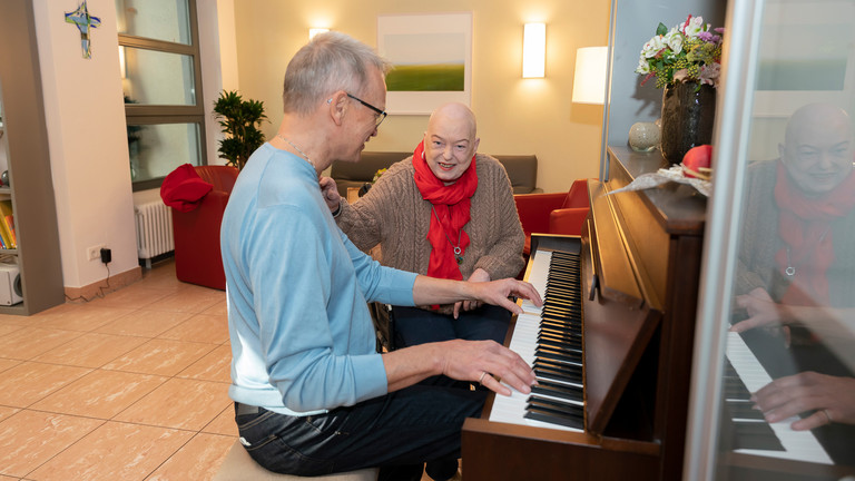 Ehrenamtlicher am Klavier mit Gast - Diakonie Hospiz Wannsee