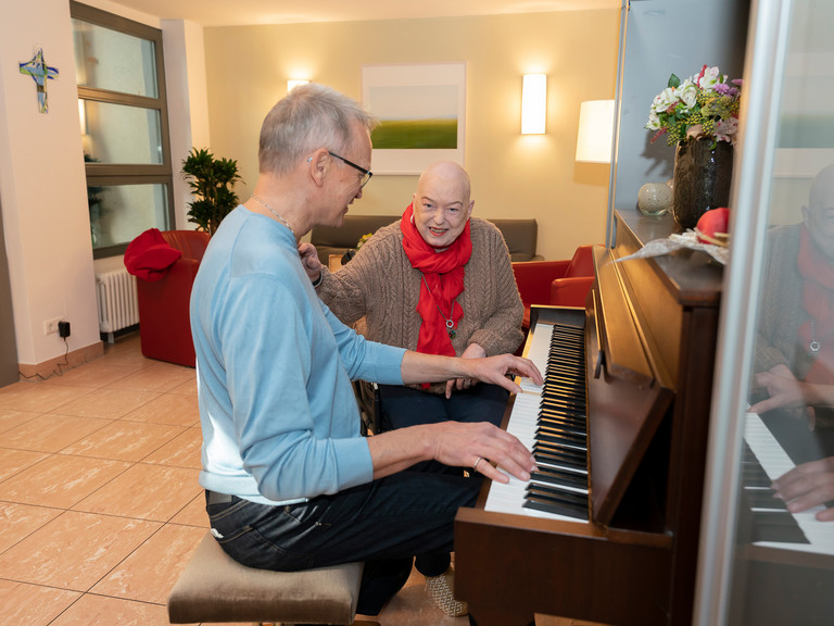 Ehrenamtlicher am Klavier mit Hospizgast - Diakonie Hospiz Wannsee