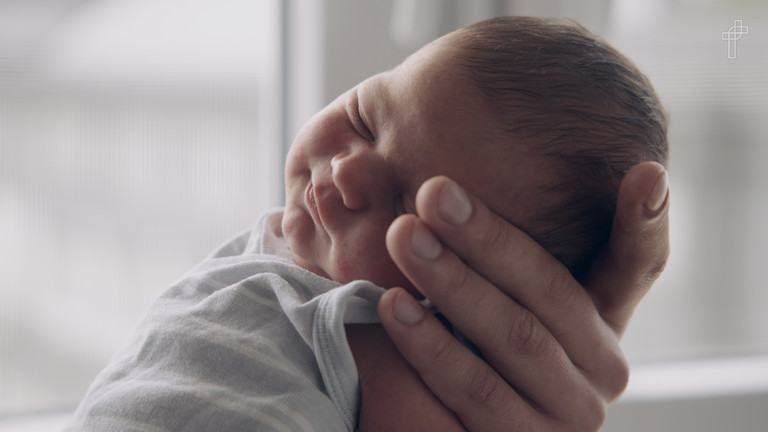Säugling in Händen seiner Mutter, Standbild aus Film "Wunder begleiten - Geburtshilfe in der Amalie" des Evangelischen Amalie Sieveking Krankenhauses, Hamburg-Volksdorf