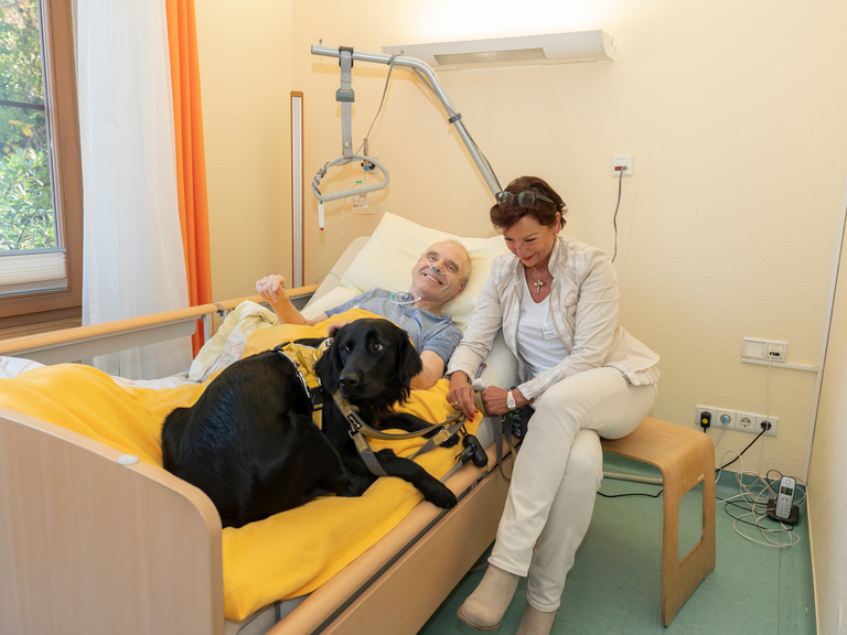 Nicht nur Hunde, auch andere Tiere besuchen regelmäßig das Hospiz. Ihre Präsenz weckt oft Erinnerungen an eigene Haustiere, sorgt für emotionale Momente und unterstützt Gespräche, Diakonie Hospiz Wannsee, Berlin-Wannsee