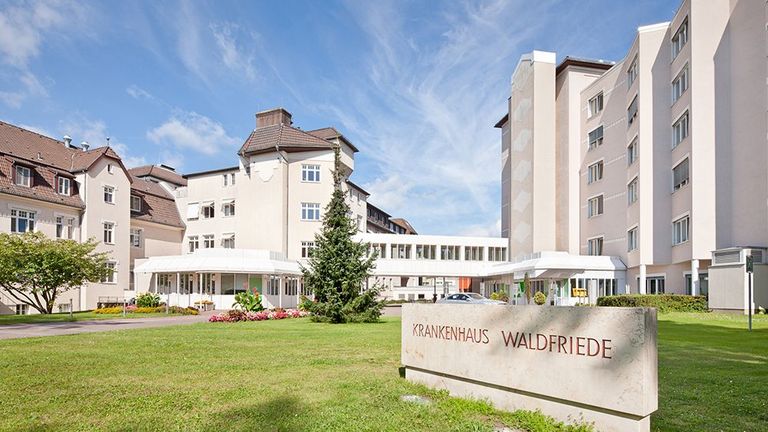 Gebäudeansicht vom Krankenhaus Waldfriede - Hospiz- und Palliativberatungsdienst im Krankenhaus Waldfriede - Diakonie Hospiz Wannsee 