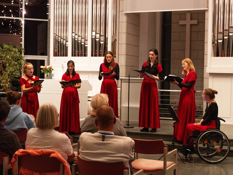 Das Vokalensemble Novere e.V. singt auf der Bühne in der Kirche am Immanuel Krankenhaus