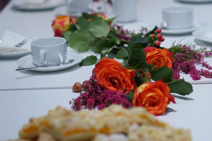 Gedeckte Tafel mit Blumen, Kuchen und Kaffeetassen - Trauercafe - Diakonie Hospiz Wannsee Gedeckte Tafel mit Blumen, Kuchen und Kaffeetassen - Trauercafe - Diakonie Hospiz Wannsee