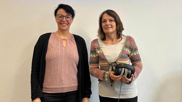 Katja Krusche, Pflegedienstleiterin und stellvertretende Leiterin des Diakonie Hospiz Wannsee mit Moderatorin Julia Nogli