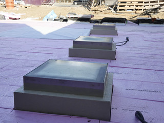 Blick auf die Lichtkuppeln auf dem Vorhof über dem neuen Untergeschoss im Diakonie Hospiz Wannsee