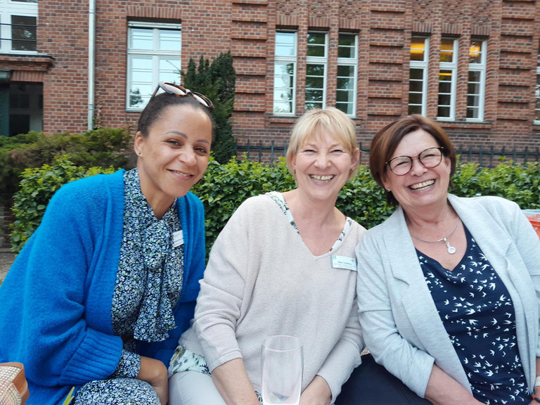 Diakonie Hospiz Wannsee - Nachrichten - Grillfest mit Ehrenamtlichen - drei Mitarbeiterinnen beim Grillfest