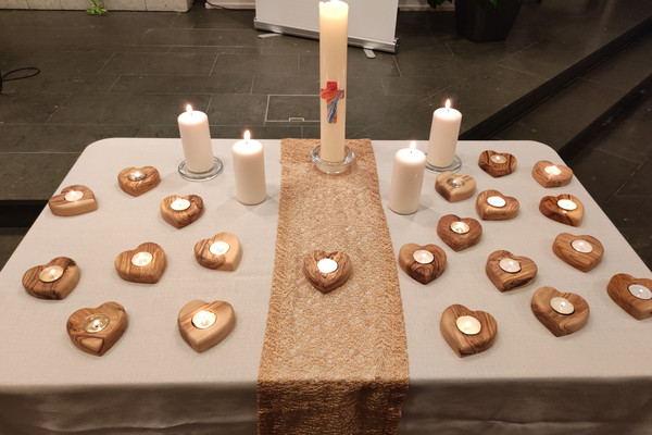 Brennende Kerzen in Gedenken an die Verstorbenen, Gottesdienst in Gedenken an die Verstorbenen, Ambulanter Hospizdienst, stationäres Hospiz, Diakonie Hospiz Wannsee, Berlin