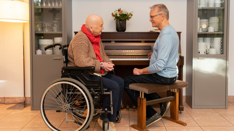 Ehrenamtlicher Sterbebegleiter Ingo Kahle im Gespräch mit einem Hospizgast - Diakonie Hospiz Wannsee